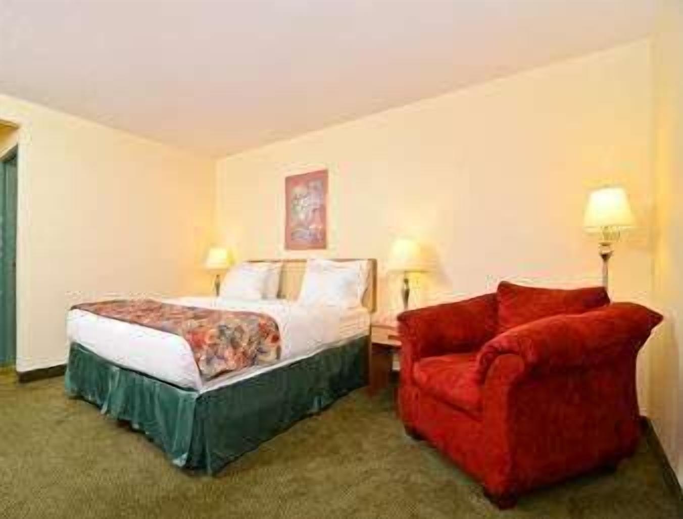 Baymont By Wyndham Decatur Hotel Exterior photo