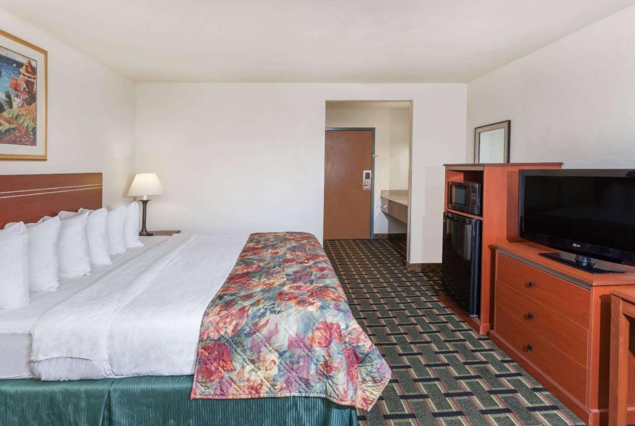 Baymont By Wyndham Decatur Hotel Exterior photo