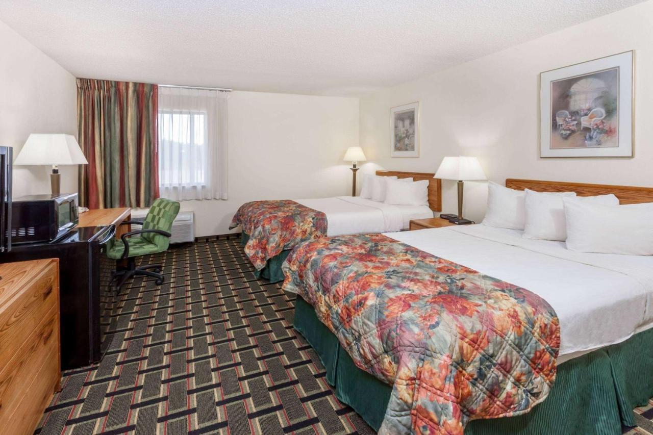 Baymont By Wyndham Decatur Hotel Exterior photo