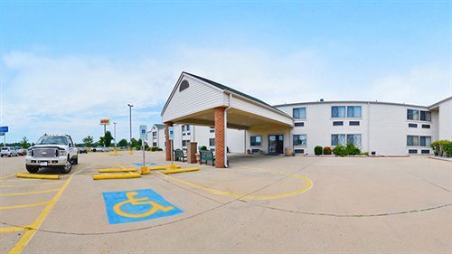 Baymont By Wyndham Decatur Hotel Exterior photo